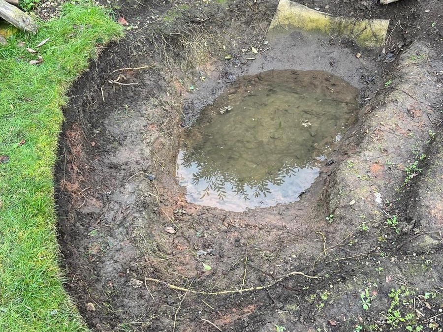 Garden pond build, Cropthorne Gloucestershire - before